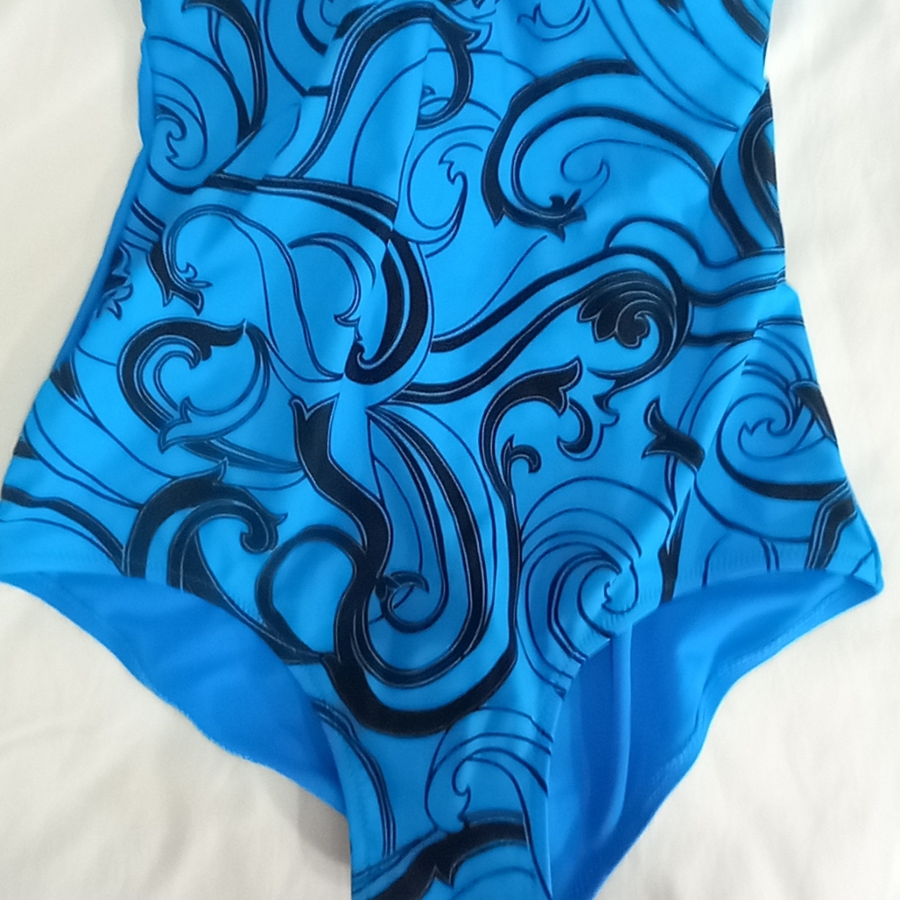 Hailing Swimsuit - Picture 2 of 7